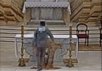 Skandal w kościele. Pluł, krzyczał, rzucał krzyżem. To kolejny raz