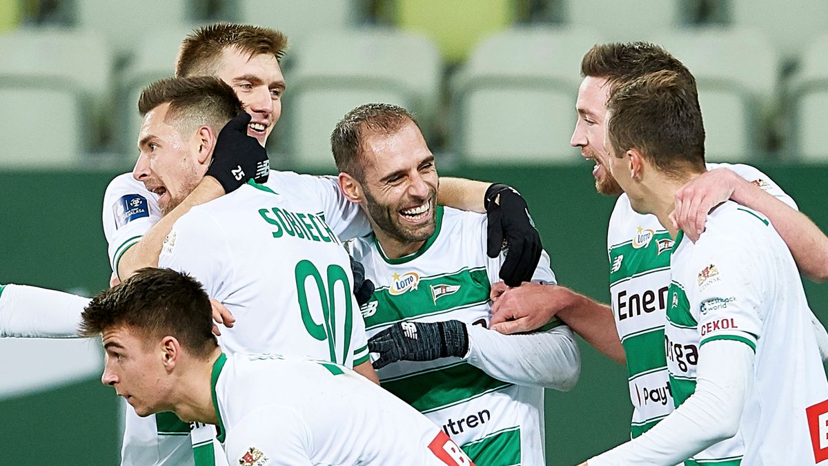 zawodnik Lechii Gdańsk Flavio Paixao (w środku) cieszy się z bramki strzelonej, podczas meczu 18 kolejki piłkarskiej Ekstraklasy z Wisłą Płock