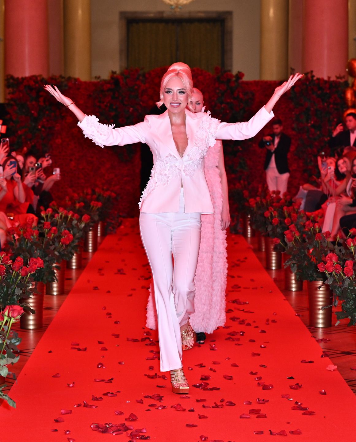 Caroline Derpienski na pokazie własnej kolekcji ubrań