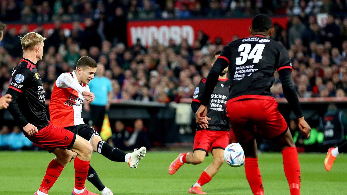 Sebastian Szymański (czerwono-biała koszulka) zdobywający gola dla Feyenoordu Rotterdam na 1:1