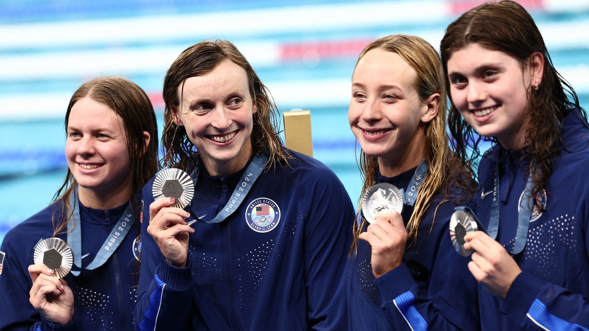 Zdjęcie okładkowe artykułu: PAP/EPA / ANNA SZILAGYI / Amerykańskie pływaczki ze sztafety 4x200 m