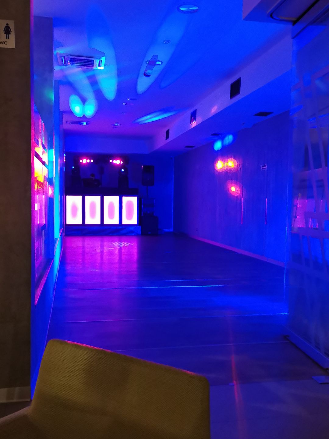 Mimo późnej pory sala taneczna długo świeciła pustkami