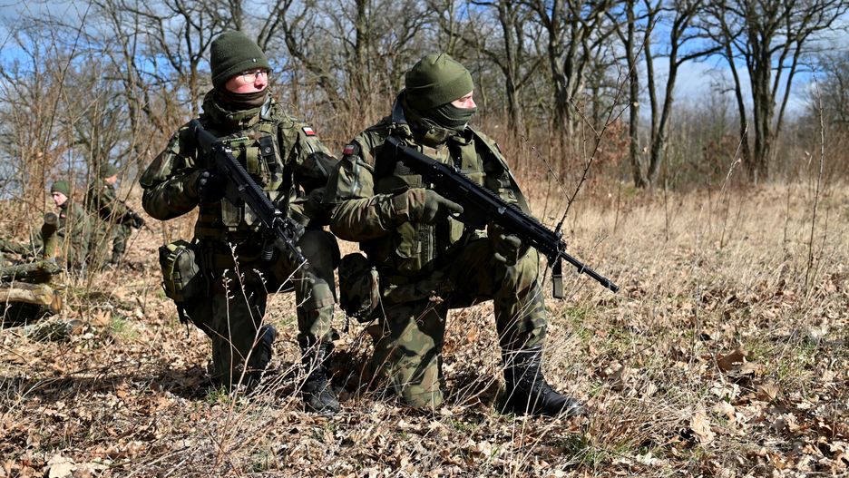 szkolenieStargard, 05.03.2022. Szkolenie rotacyjne �o�nierzy 141. batalionu lekkiej piechoty 14. Zachodniopomorskiej Brygady Obrony Terytorialnej, 5 bm. w Stargardzie. �o�nierze �wiczyli elementy taktyki wojskowej, m.in. zerwanie kontaktu, zasadzk�, zatrzymywanie pojazd�w oraz strzelanie. (kf) PAP/Marcin BieleckiMarcin Bieleckiszkolenie, WOT, �o�nierze