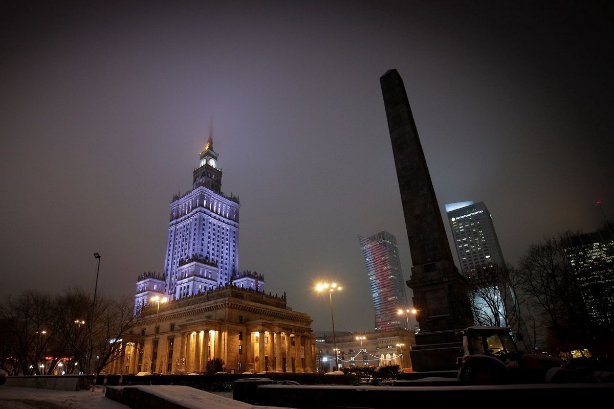 Warszawa. Pałac Kultury i Nauki zostanie podświetlony na niebiesko [zdj. ilustracyjne]