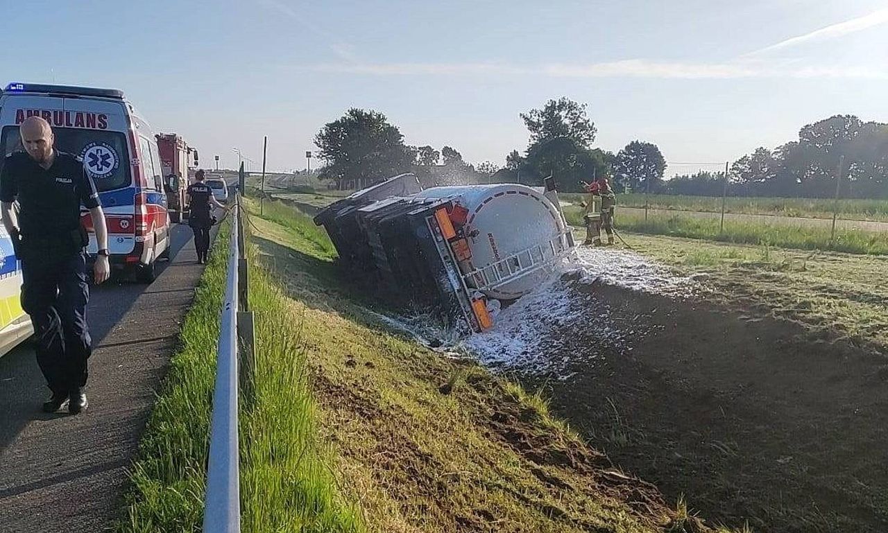 Cysterna w rowie. W środku benzyna i olej opałowy