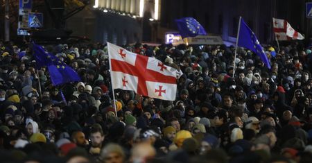 Protesty przed gruzińską telewizją publiczną w Tbilisi