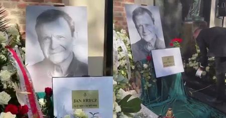 Grób Jana Frycza został zasypany morzem białych kwiatów (WIDEO)