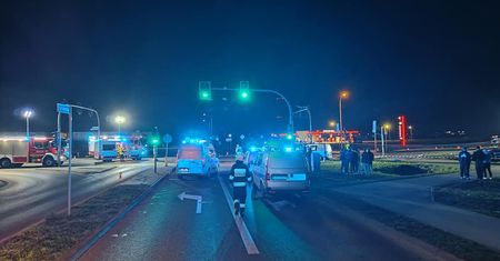 Wjechał na czerwonym. Pięcioro rannych, w tym dwójka policjantów