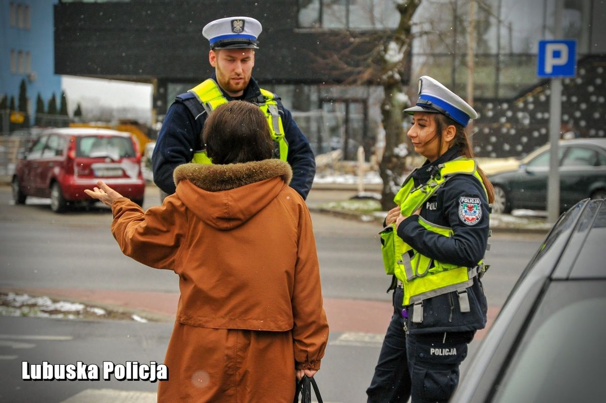 Policja chroni pieszych, organizując akcje na drogach. Poseł chciałby, aby zniknęli