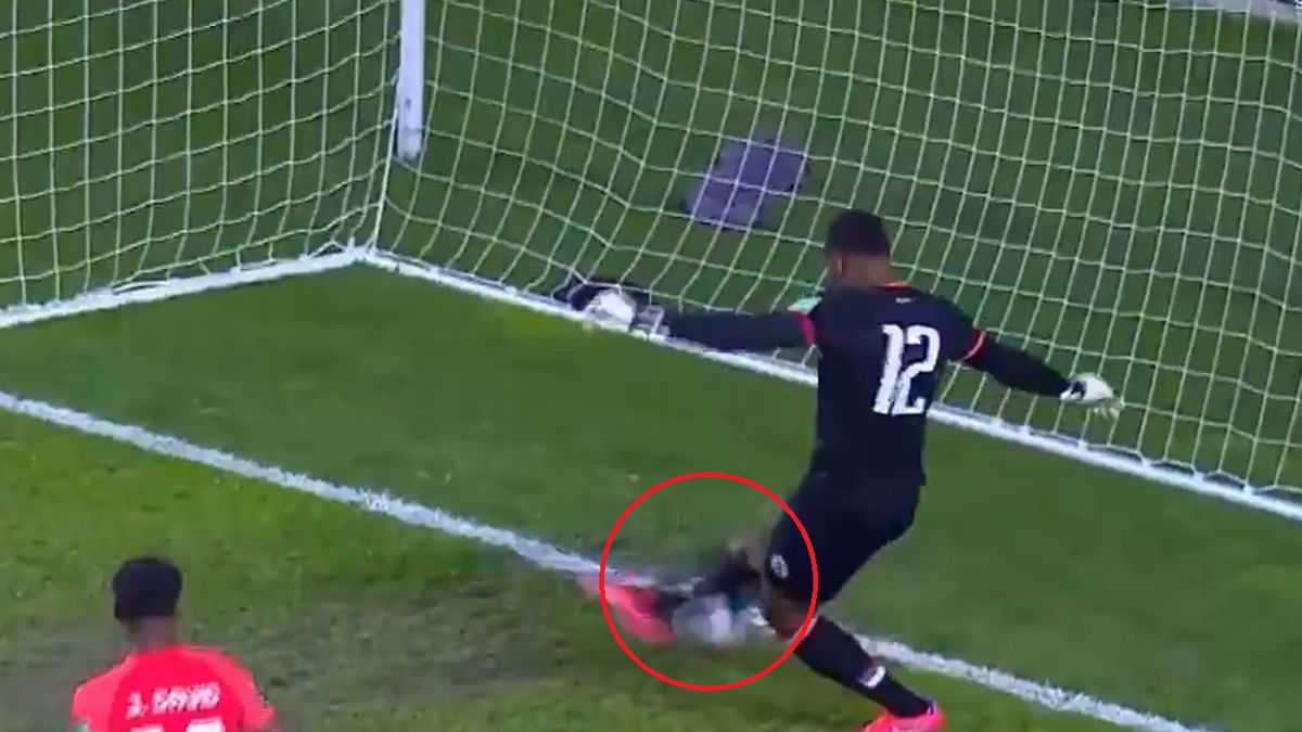 Twitter / OneSoccer / Kuriozalna bramka w meczu Kanada - Haiti