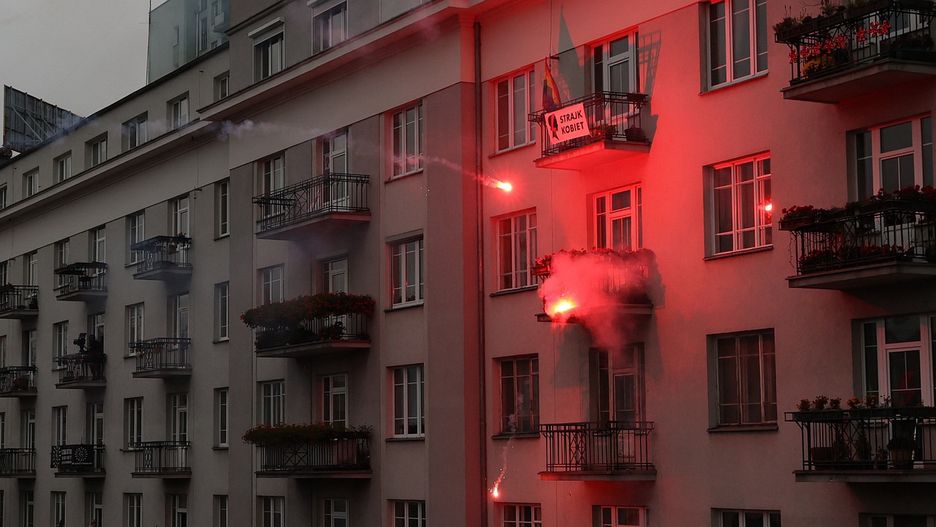 Kanonada rac rzucanych w kierunku kamienicy, gdzie pracownię ma Stefan Okołowicz