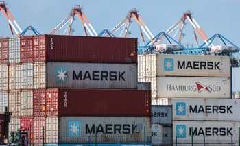 Płonący kontenerowiec firmy Maersk zmienił kurs. Płynie ku wybrzeżu Liberii
