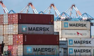 Płonący kontenerowiec firmy Maersk zmienił kurs. Płynie ku wybrzeżu Liberii