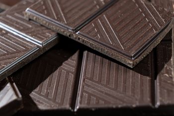 Związek obecny w czekoladzie może spowalniać starzenie. Jest jedno "ale"