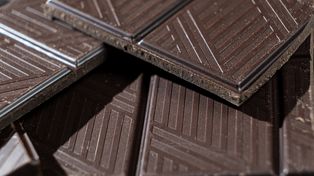 Związek obecny w czekoladzie może spowalniać starzenie. Jest jedno "ale"