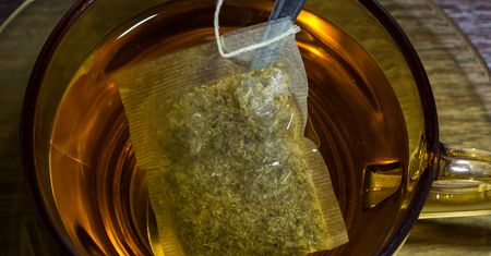 Przebadano herbaty dostępne w sklepach. W składzie cement, ptasie pióra i plastik
