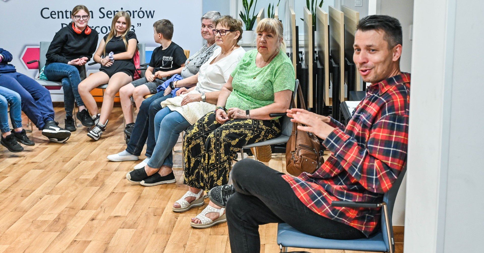 Bisz spotkał się młodzieżą i seniorami. Pytania na różne tematy padały z obu stron.