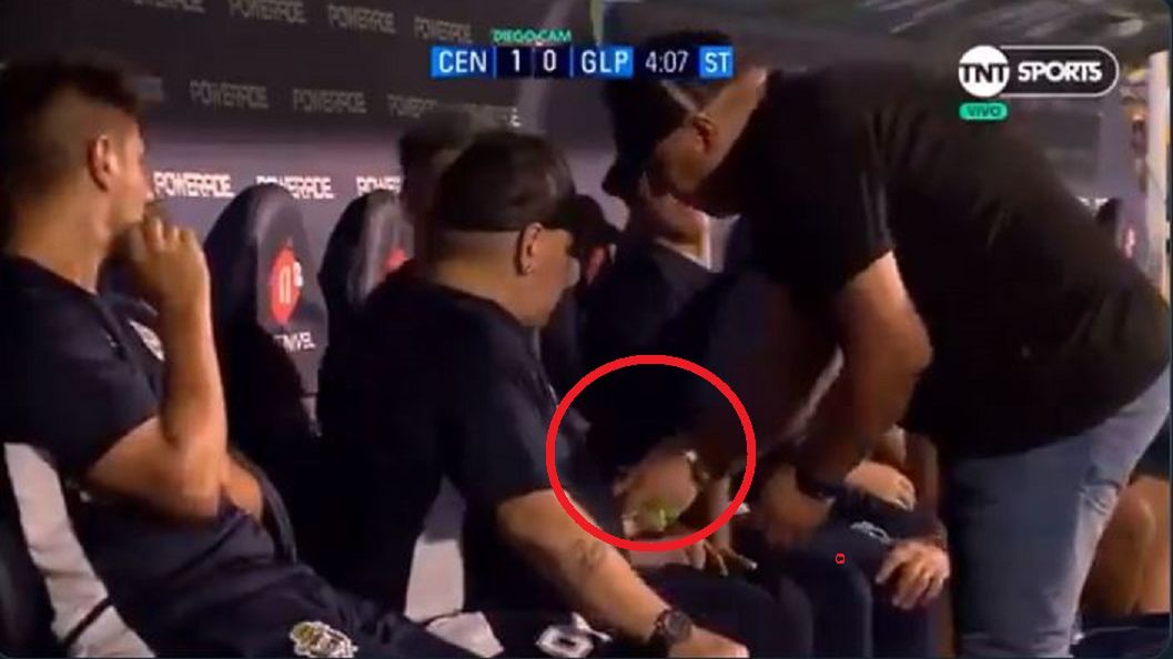 Diego Maradona dostaje tabletkę podczas ligowego meczu