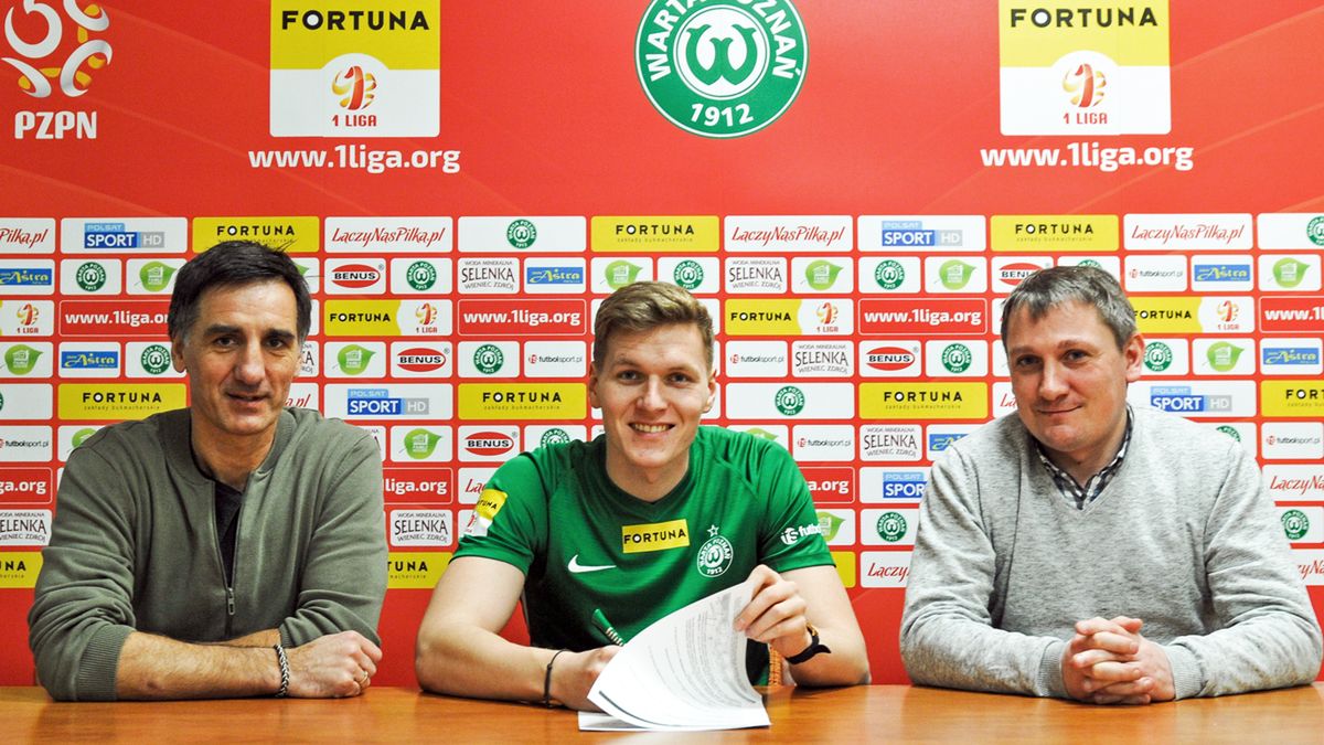 Materiały prasowe / Warta Poznań / Michał Żebrakowski podczas podpisywania kontraktu z Wartą