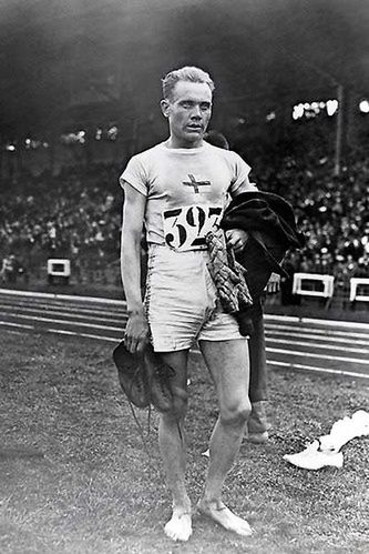 Fiński lekkoatleta Paavo Nurmi podczas igrzysk w Paryżu. Źródło: Wikipedia