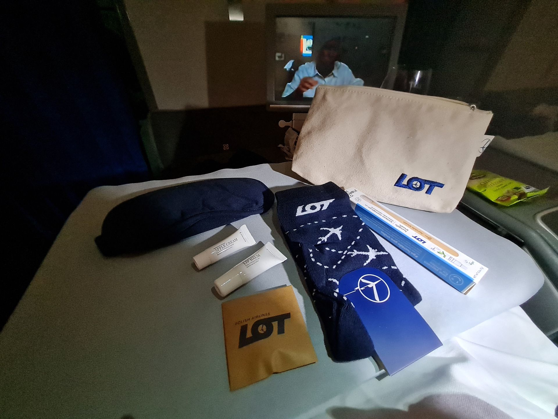 Kosmetyczka w klasie biznes LOT-u