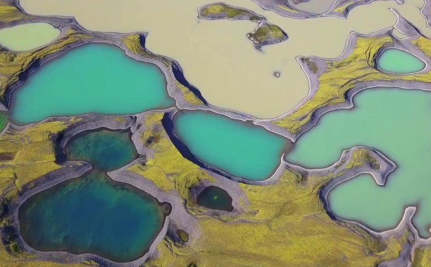 Niesamowite wideo z lotu ptaka. Tajemnicze jeziora Islandii