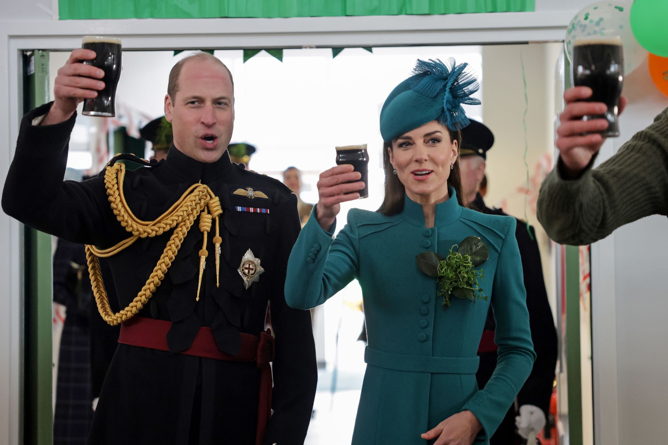 Kate i William świętują dzień św. Patryka, delektując się PIWKIEM
