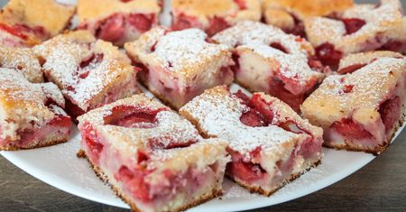Ciasto z truskawkami jak u babci. Proste i idealne na majówkę