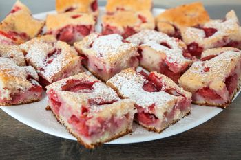 Ciasto z truskawkami jak u babci. Proste i idealne na majówkę