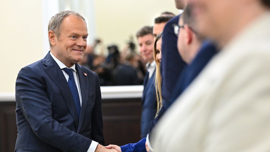 Warszawa, 19.11.2025. Premier Donald Tusk (L) na posiedzeniu rządu w KPRM w Warszawie, 19 bm. Rada Ministrów zajmie się m.in. projektem nowelizacji ustawy o Funduszu Medycznym. (mr) PAP/Radek Pietruszka