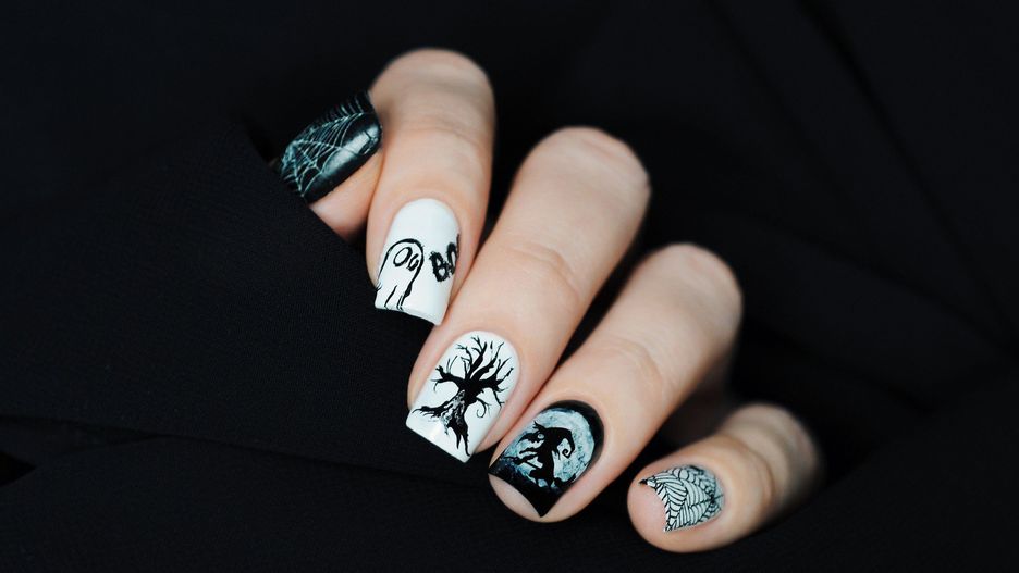 Wzorki na paznokciach, takie jak dynie, duchy, nietoperze i pajęczyny to przewodni motyw manicure na Halloween.