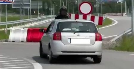 Wziął motocyklistę na maskę Toyoty. Sceny jak na filmach