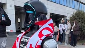 Robot Edward pod hotelem kadry. Wiadomo, od kogo dostał autograf