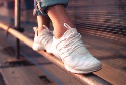 Sneakersy – ponadczasowe buty dla każdego. Podpowiadamy, jak je nosić