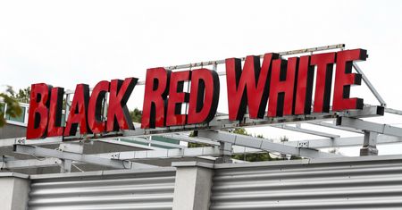 Black Red White odnosi się do zarzutów. "Sprzedajemy swoje aktywa w Rosji"