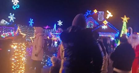 Tłumy w małej miejscowości. Prywatna posesja robi wrażenie