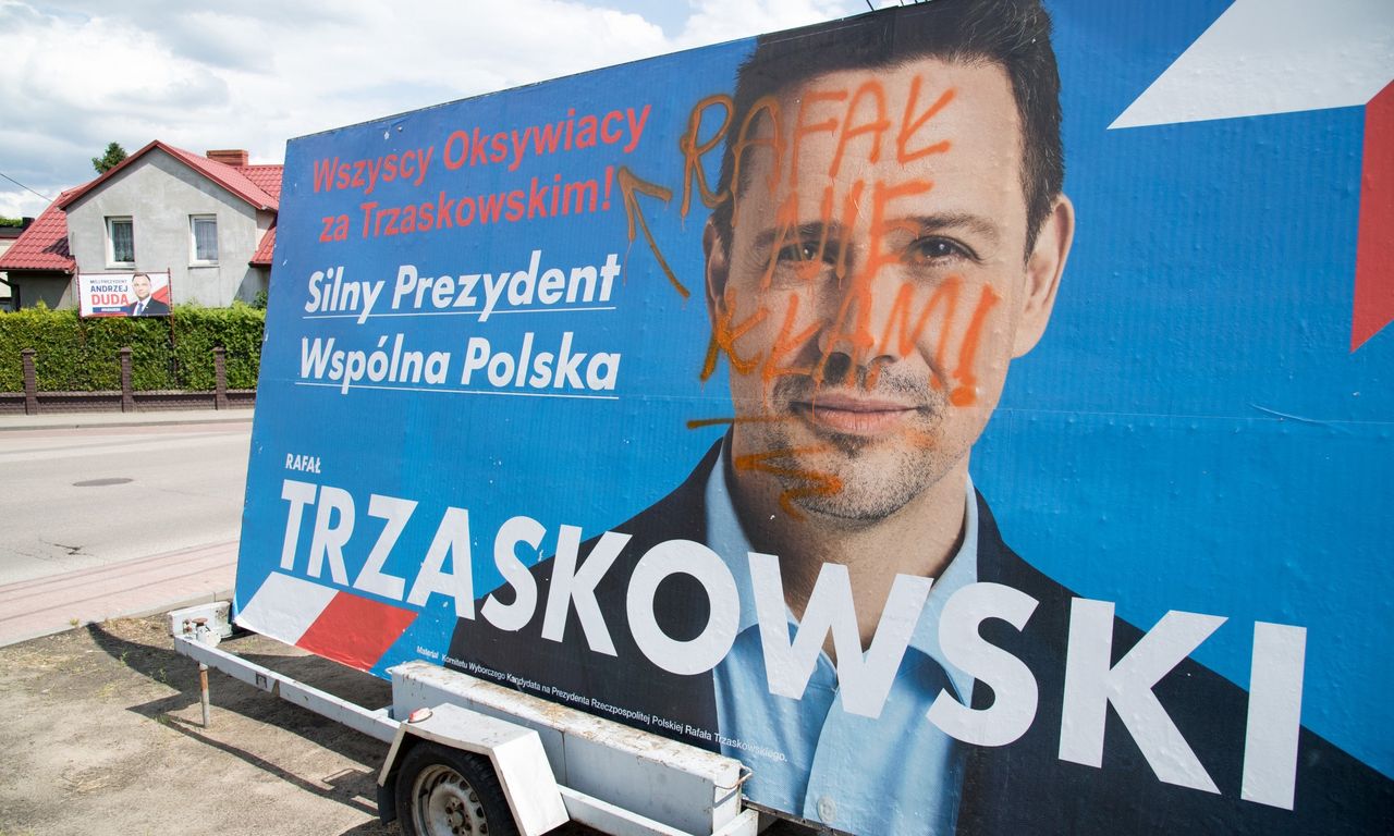 Zdewastowany plakat Rafała Trzaskowskiego, zdjęcie ilustracyjne