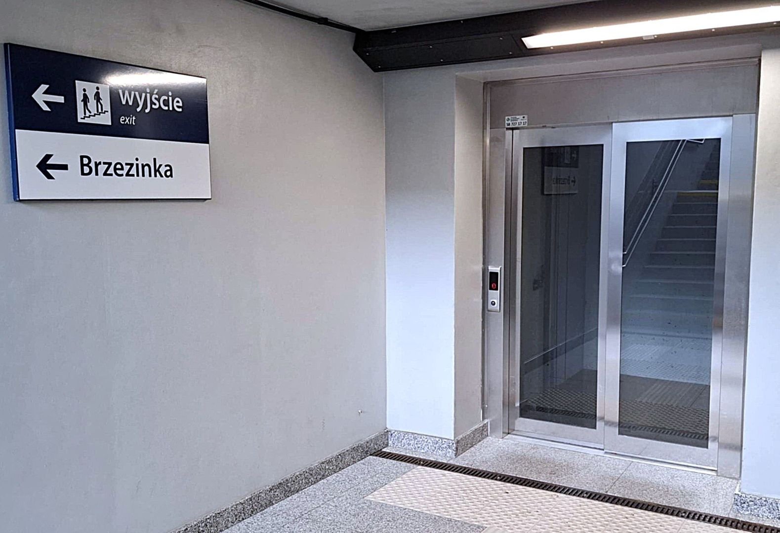 Widok na windę, z której wyjście na górze jest już poza peronami stacyjnymi.