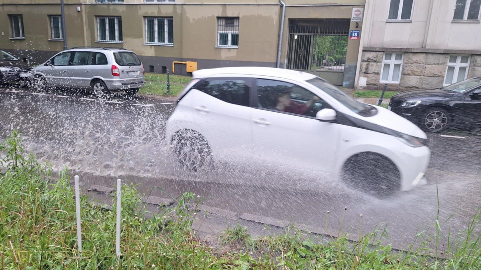 W środę po godz. 17 nad Łodzią znów się zachmurzyło, przyszła wichura, burza i deszcz