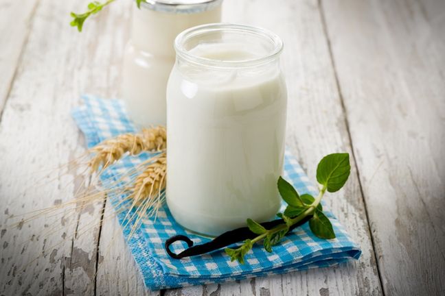 Spożywanie jogurtu naturalnego wzgobaci naszą florę bakteryjną o bakterie ze szczepu, który według badań zapobiega depresji