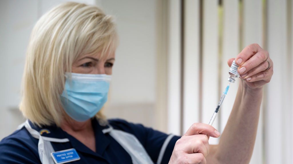 Koronawirus. Szczepionka AstraZeneca podana pierwszym osobom