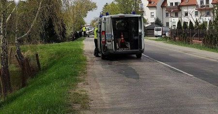 Ul. Dożynkowa: Kierowca wjechał w drzewo. Nie żyje