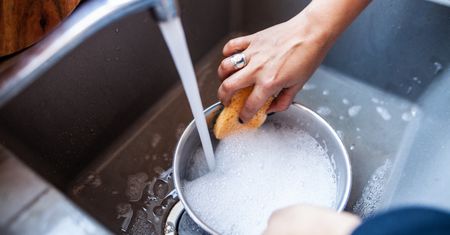 I już wszystko jasne. Oto najlepsze płyny do zmywania naczyń