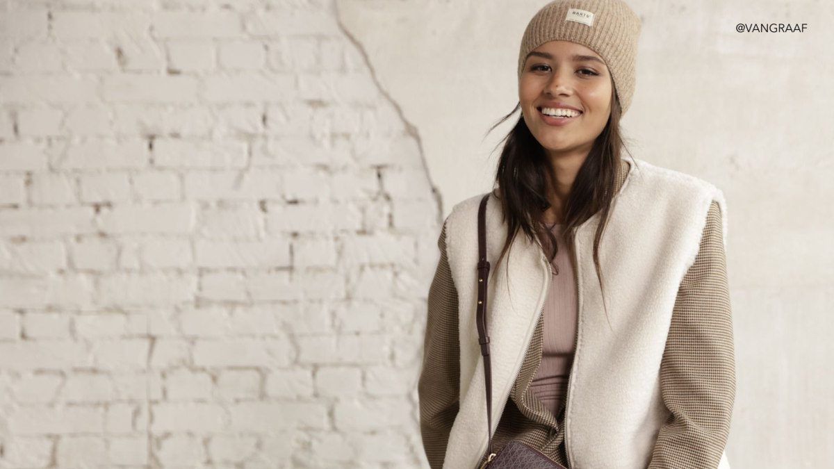 Jesień w kolorze burgundu – jak nosić intensywne barwy poza latem?