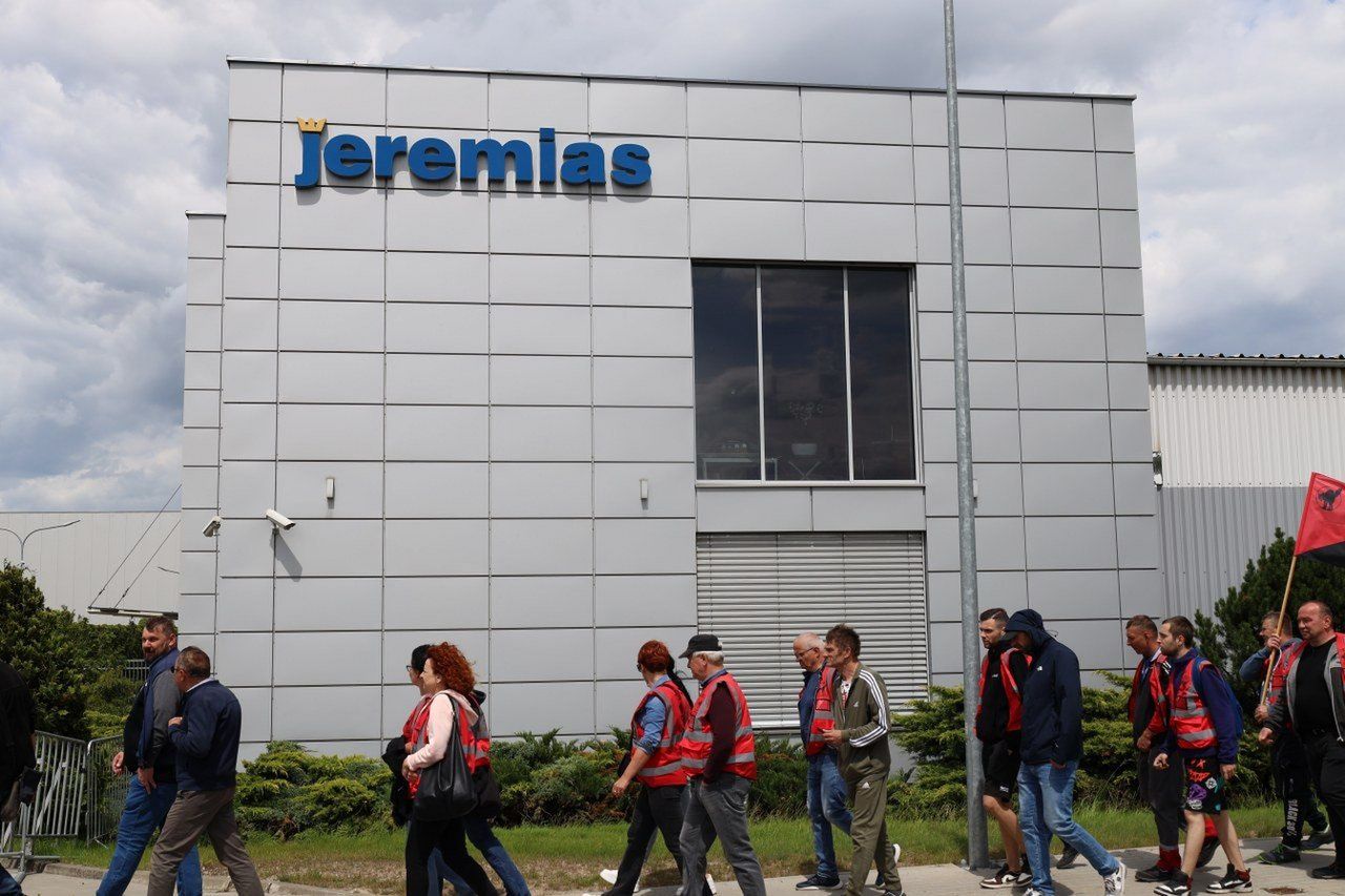 Pracownicy strajkują w Gnieźnie. Aktywiści nie przepuszczali samochodów w Jeremiasie