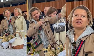 Wyposażona w torebkę za 7 tysięcy złotych Marta Manowska święci pokarm w kościele (ZDJĘCIA)