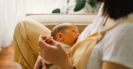 Młoda mama zaczęła karmić dziecko. Została wyrzucona z budynku