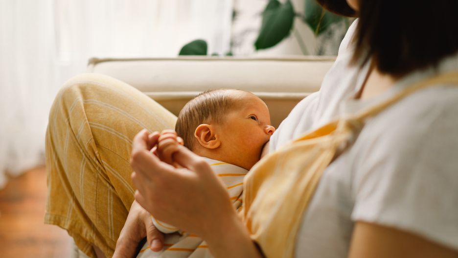 Młoda mama zaczęła karmić dziecko. Została wyrzucona z budynku
