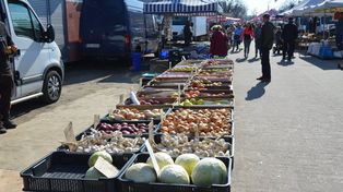 Stalowa Wola: Piątkowy targ. Są już palmy wielkanocne i bazie