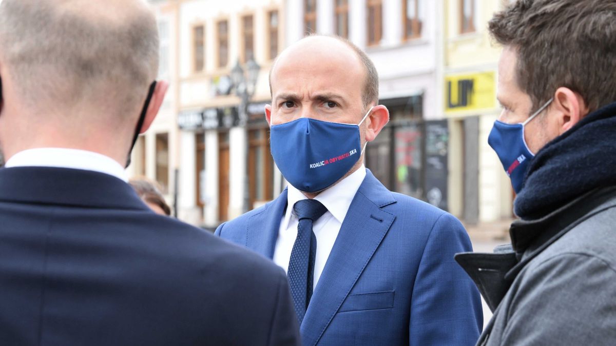 Fundusz Gwarancyjny. Borys Budka (w środku) zapowiada "ustawę gwarancyjną".